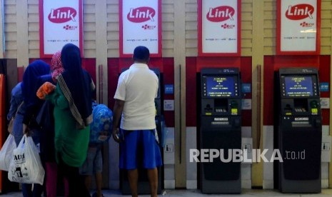 Warga melakukan transaksi menggunakan mesin ATM Himpunan Bank-Bank Milik Negara (Himbara), ilustrasi.  Himbara akan mengenakan biaya administrasi tambahan untuk kegiatan cek saldo dan tarik tunai pada ATM Link mulai 1 Juni 2021.