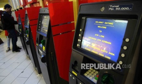 Warga melakukan transkasi menggunakan mesin ATM Himpunan Bank-Bank Milik Ngara (Himbara) di Pasar Tanah Abang, Jakarta, Ahad (9/10). Himpunan Bank Milik Negara (Himbara) dan PT Jalin Pembayaran Nusantara (Jalin) sepakat untuk mengembalikan biaya transaksi cek saldo dan tarik tunai. Adapun langkah ini untuk mendorong mendukung GNNT (Gerakan Nasional Non Tunai) atau mendorong cashless society serta mengurangi ketergantungan masyarakat atas penggunaan uang tunai dalam bertransaksi.