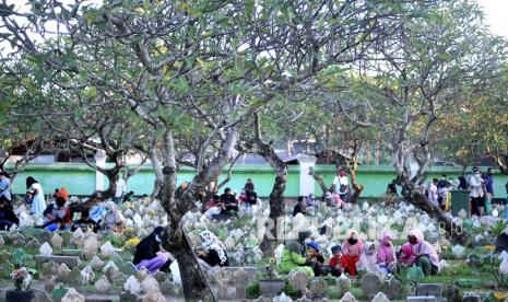 Warga melakukan ziarah kubur 