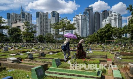 Warga melakukan ziarah kubur di Tempat Pemakaman Umum (TPU) Karet Bivak, Jakarta, Senin (25/5/2020). Tradisi ziarah kubur pada Hari Raya Idul Fitri masih dilakukan warga meskipun sudah ada imbauan untuk tidak berkerumun sesuai aturan PSBB yang masih diberlakukan di Provinsi DKI Jakarta.