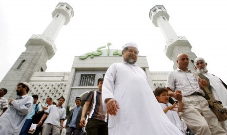 Warga melangkah keluar dari sebuah masjid di Seoul. Korea Selatan.