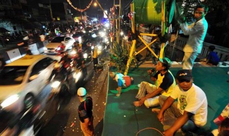  Warga melantunkan gema takbir di atas panggung di Jalan KH Mas Mansyur, Tanah Abang, Jakarta, Sabtu (18/8) malam. (Dian Dwi Saputra/Antara)