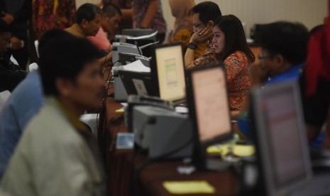 Warga melaporkan SPT tahunan wajib pajak orang pribadi tahun 2016 di KPP Tanah Abang 3, Jakarta, Jumat (21/4). 