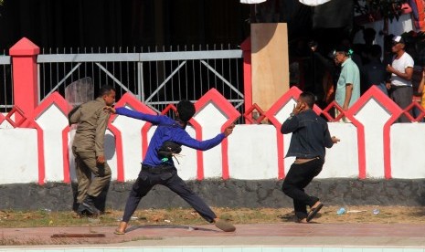 Warga melempar batu saat terjadi bentrok antarwarga di Kawasan Balla Lompoa, Kabupaten Gowa, Sulawesi Selatan, Senin (12/9). 