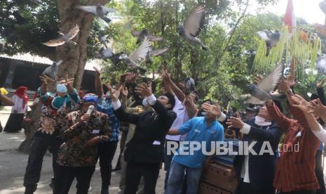 Warga melepaskan merpati usai mengikuti upacara bendera di halaman situs Persada Soekarno, Desa Pojok, Kediri, Jawa Timur, Kamis (28/10/2021). Upacara bendera di rumah masa kecil Bung Karno tersebut untuk memperingati Hari Sumpah Pemuda.