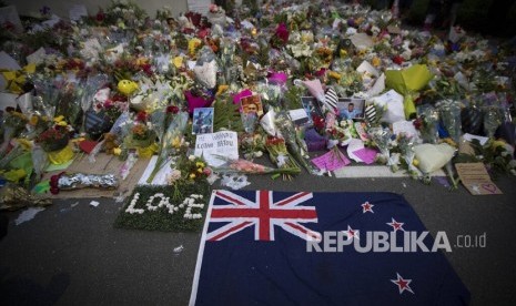 29 Ribu Orang Tolak Film Penyerangan Masjid Christchurch. Warga meletakkan bunga di dinding di luar Masjid Al Noor di Christchurch, Selandia Baru, Senin, (18/3/2019). 