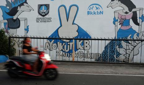 Warga melewati mural bertema Keluarga Berencana (ilustrasi). Sebelum melakukan vasektomi, BKKBN Jawa Barat memberi beberapa syarat.