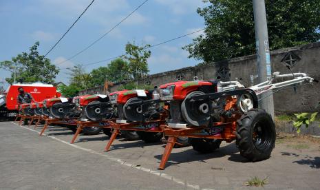 Warga melihat alat dan mesin pertanian (alsintan) hand traktor bantuan Kementerian Pertanian  untuk mendongkrak produksi pertanian.