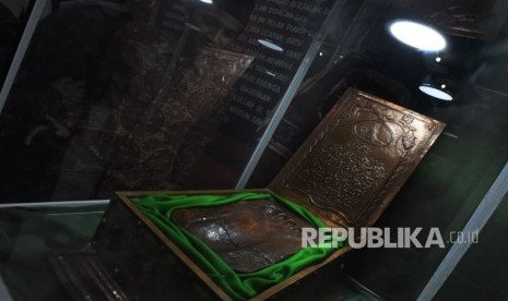 Warga melihat artefak berupa jejak telapak kaki di area Pameran Artefak Rasulullah SAW dan para Sahabat Nabi di Museum Situs Kepurbakalaan Banten, di Serang, Senin (17/2/2020). Museum Rasulullah juga akan dibandung di Ancol, Jakarta.