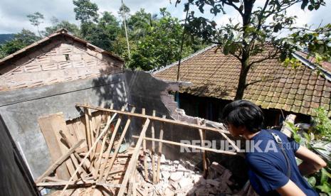 Warga melihat bangunan rusak akibat gempa di Pamijahan, Kabupaten Bogor, Jawa Barat, Rabu (11/3/2020). 