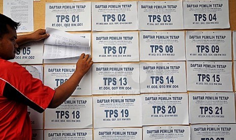 Warga melihat daftar pemilih tetap (DPT) di kelurahan Pasar Baru, Jakarta Pusat, Selasa (29/10).