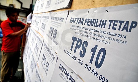 Warga melihat daftar pemilih tetap (DPT) di kelurahan Pasar Baru, Jakarta Pusat, Selasa (29/10).