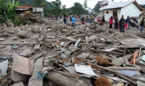 Warga melihat dan membersihkan puing-puing rumah yang rusak akibat banjir bandang di Desa Damaran Baru, Kecamatan Timang Gajah, Bener Meriah, Aceh, Selasa (15/9).