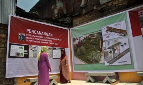 Warga melihat denah proyek pembangunan Kampung Deret Petogogan di Kebayoran Baru, Jakarta Selatan, Kamis (31/10).