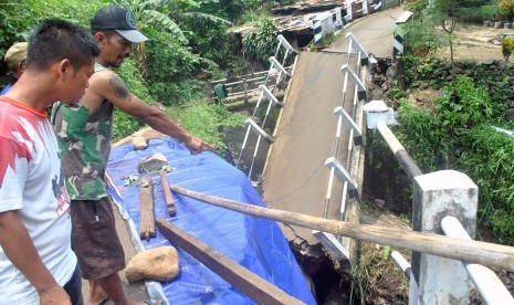 Warga melihat jembatan ambruk (Ilustrasi)