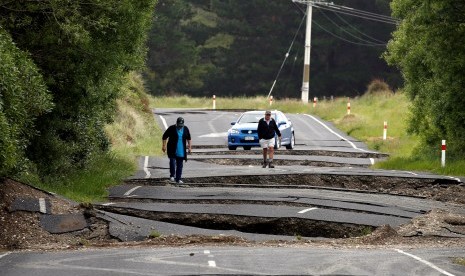 Warga melihat kerusakan akibat gempa di sepanjang jalan dekat Kota Ward, selatan Blenheim, di bagian selatan Pulau Selandia Baru, Senin (14/11).