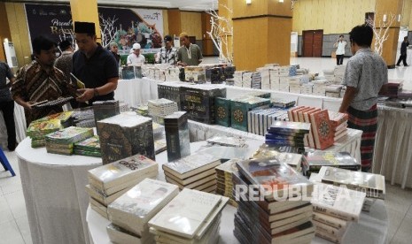 warga melihat koleksi buku yang dijual di Ballroom, Islamic Center, Mataram, Lombok, Nusa Tenggara Barat, Sabtu (27\5).