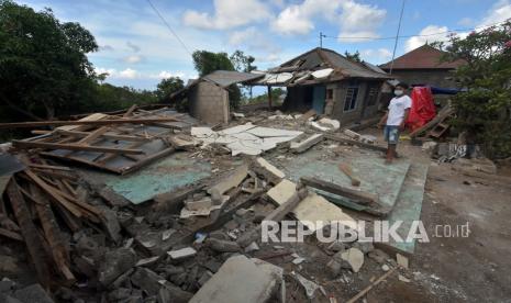 Warga melihat kondisi bangunan rumahnya yang rusak berat akibat gempa bumi di Banjar Dinas Temakung, Desa Ban, Karangasem, Bali, Senin (18/10/2021). Berdasarkan perkembangan data sementara Badan Penanggulangan Bencana Daerah (BPBD) Kabupaten Karangasem mencatat sebanyak 243 rumah warga mengalami rusak berat, 300 rumah warga rusak ringan dan tiga lainnya rusak sedang serta jumlah korban 1 warga meninggal dunia, 6 luka berat dan 69 luka ringan akibat guncangan gempa bumi dengan magnitudo 4,8 yang terjadi pada Sabtu (16/10/2021). 