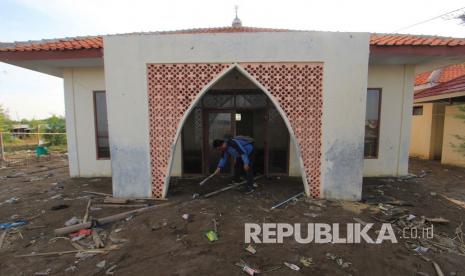 Warga melihat kondisi Mushala yang dipenuhi pasir di Karangsong, Indramayu, Jawa Barat, Sabtu (6/6/2020). Pascabanjir rob akibat gelombang tinggi beberapa hari lalu membuat sejumlah rumah warga, warung dan sebuah mushala yang berada di pesisir pantai tertimbun pasir setinggi 50 cm.