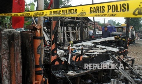 Warga melihat kondisi posko Organisasi Masyarakat (Ormas) Pemuda Pancasila yang rusak terbakar, di kawasan Pondok Gede, Bekasi, Jawa Barat, Rabu (28/3). 