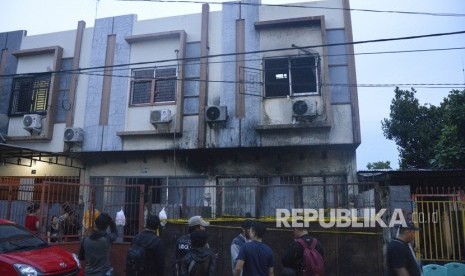 Warga melihat kondisi rumah toko (ruko) yang terbakar di Kecamatan Makassar, Makassar, Sulawesi Selatan, Kamis (9/1/2020).