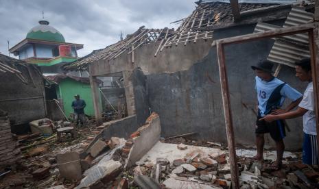 Warga melihat kondisi rumah yang ambruk akibat angin kencang di Sangiang Tanjung, Lebak, Banten, Rabu (26/10/2022). Hujan deras disertai angin kencang yang terjadi pada Selasa (25/10/2022) sore, mengakibatkan sedikitnya lima rumah serta masjid rusak dan satu anak mengalami luka berat akibat tertimpa reruntuhan rumah. 