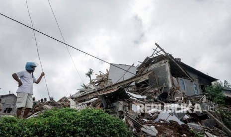 Warga melihat kondisi rumah yang ambruk akibat gempa tektonik dangkal dengan skala 4,4 SR pada kedalaman 4 Kilometer, Di Desa Kertosari, Kalibening, Banjarnegara, Jateng, Kamis (19/4).