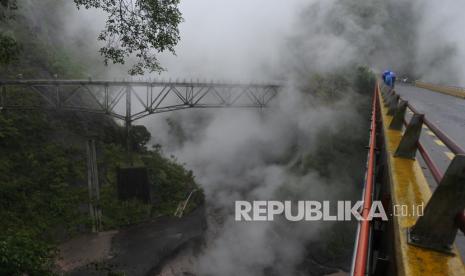 PVMBG Evaluasi Status Waspada Gunung Semeru. Warga melihat lahar dingin Gunung Semeru di Jembatan Piket Nol, Candipuro, Lumajang, Jawa Timur, Sabtu (12/12/2020). Banjir lahar dingin di Daerah Aliran Sungai (DAS) Gunung Semeru membawa lava panas, mengeluarkan asap dan berbau belerang. 