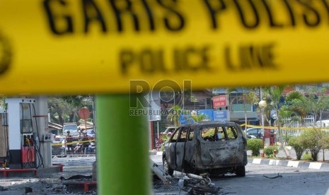 Warga melihat lokasi kebakaran yang menghanguskan sebuah mobil dan sepeda motor di SPBU Pangeran Jayakarta, Jakarta, Kamis (25/10).  (Agung Fatma Putra)