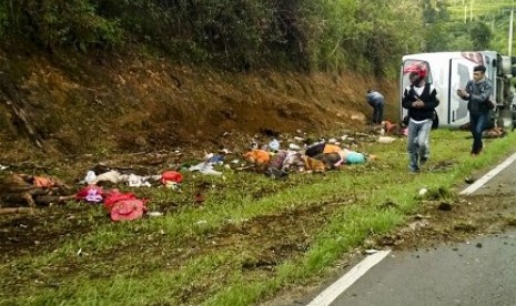 Warga melihat lokasi tabrakan di Tanjakan Emen, Kabupaten Subang, Jawa Barat