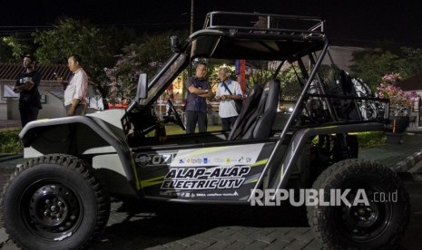 Warga melihat mobil listrik peserta Jambore Kendaraan Listrik Nasional saat singgah di kantor PLN Solo, Jawa Tengah, Kamis (29/8/2019). 