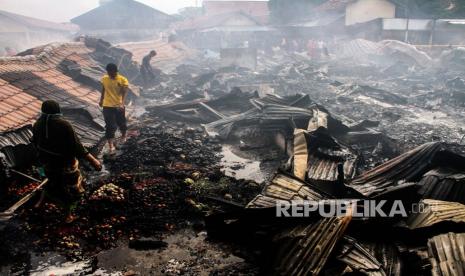 Warga melihat puing bangunan yang terbakar