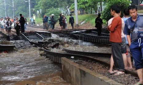 Warga melihat rel kereta api yang terputus akibat luapan Kanal Banjir Barat di kawasan Taman Lawang, Menteng, Jakarta Pusat (Ilustrasi). 