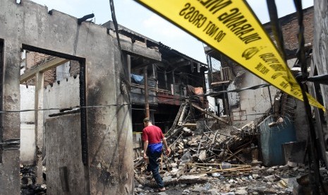 Warga melihat rumah yang hangus usai kebakaran di permukiman padat penduduk kawasan Jelambar, Jakarta Barat. (Ilustrasi)