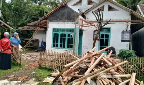 Warga melihat rumah yang rusak terdampak cuaca ekstrem di Kelurahan Setiawargi, Kecamatan Tamansari, Kota Tasikmalaya, Jumat (10/1).