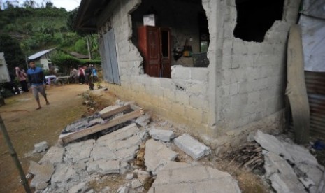 Warga melihat sebuah rumah yang rusak akibat gempa (ilustrasi)