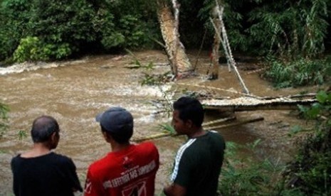 Jembatan runtuh (ilustrasi). Jembatan antardesa di Kabupaten Malang ambruk oleh banjir lumpur.