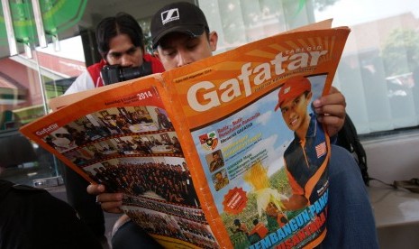   Warga melihat tabloid Gafatar (Gerakan Fajar Nusantara) terbitan 2014 di Jombang, Jawa Timur, Rabu (13/1).