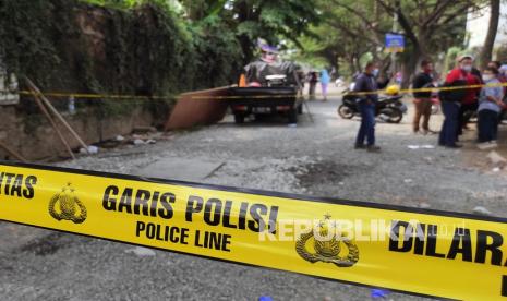 Warga melihat tempat kejadian perkara (TKP) tewasnya lima orang pekerja jaringan pipa milik PT Telkom di Cipondoh, Tangerang, Banten, Kamis (7/9/2021). Sebanyak lima orang pekerja PT Telkom meninggal dunia saat melakukan perawatan dan perbaikan kabel bawah tanah yang diduga disebabkan menghirup gas beracun dari dalam gorong-gorong.