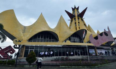 Warga melintas di area Menara Siger, salah satu ikon wisata di Lampung Selatan, Lampung, Rabu (27/10/2021) lalu. PT ASDP Ferry Indonesia (Persero) bersama dengan pemangku kepentingan terkait dalam pembangunan proyek kawasan Bakauheni Harbour City (BHC) di Lampung terus mengakselerasi pekerjaan.