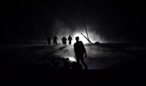 Warga melintas di atas timbunan abu vulkanik dari guguran awan panas Gunung Semeru di Desa Sumber Wuluh, Lumajang, Jawa Timur.