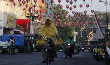 Kawasan Pasar Gede Solo Meriah dengan Ribuan Lampion. Warga melintas di bawah lampion merah putih yang menghiasi kawasan Pasar Gede, Solo, Jawa Tengah. 