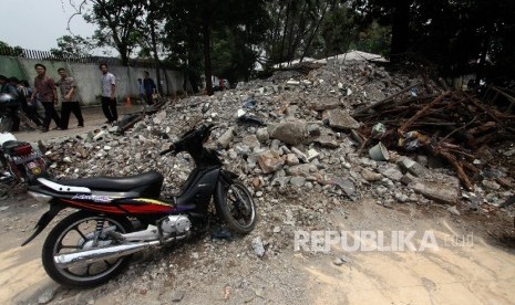 Warga melintas di bongkaran Masjid Amir Hamzah yang terletak di kawasan Taman Ismail Marzuki (TIM), Jakarta Pusat, Jumat (25/10).