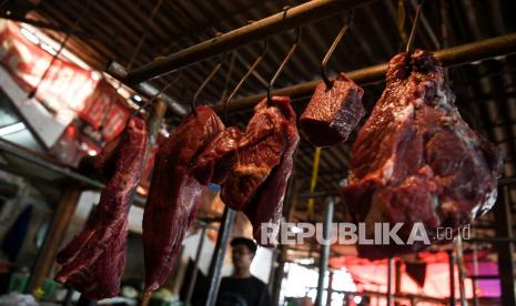 Warga melintas di dekat daging sapi yang dijual di Pasar Minggu, Jakarta Selatan, Rabu (2/6/2021).