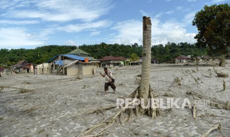 245 Pengendali Jurang Dibangun Antisipasi Erosi di Luwu Utar. Warga melintas di dekat rumah yang rusak akibat diterjang banjir bandang di Desa Petambua Masamba, kabupaten Luwu Utara, Sulawesi Selatan Rabu (22/07/2020). Puluhan rumah di desa Petambua hilang akibat diterjang banjir bandang dan ratusan warga masih mengungsi. 