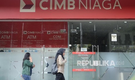 Warga melintas di depan kantor Cabang Bank CIMB Niaga, Jakarta (ilustrasi). PT Bank CIMB Niaga Tbk mendorong para pelaku UKM di Indonesia bangkit dan kembali mengembangkan bisnisnya.