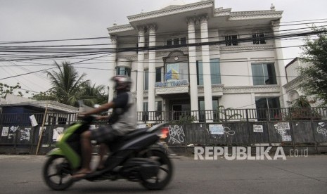 Warga melintas di depan Kantor First Travel Building atas nama Andika di jalan Radar Auri, Depok, Jawa Barat, Rabu (20/11/2019).