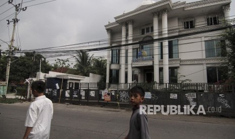 Warga melintas di depan Kantor First Travel Building atas nama Andika di jalan Radar Auri, Depok, Jawa Barat, Rabu (20/11/2019). 