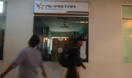 Warga melintas di depan konter Aviastar di Bandara Internasional Hasanuddin, Makassar, Sulawesi Selatan, Jumat (2/10).