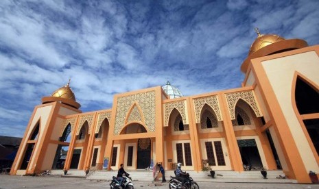  Warga melintas di depan Masjid Agung Syekh Burhanuddin, di Ulakan, Padangpariaman, Sumatera Barat, Kamis (18/12). 